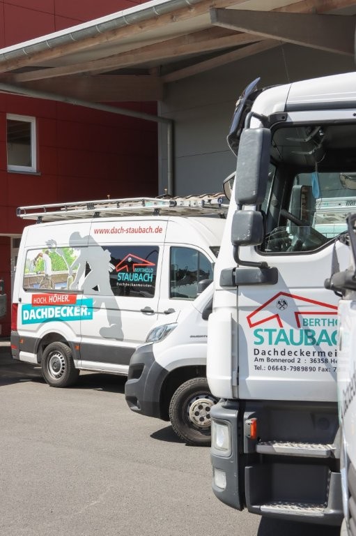 Sprinter mit Werbebeklebung Dachdecker