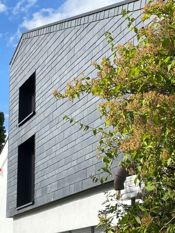 Moderne Schieferfassade an Wohnhaus
