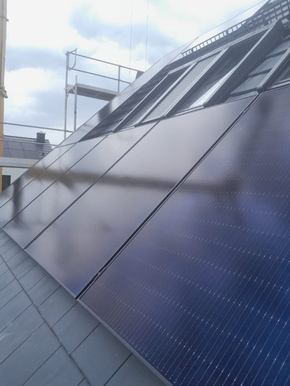 Photovoltaik-Module mit Anschluss an Dachfenster